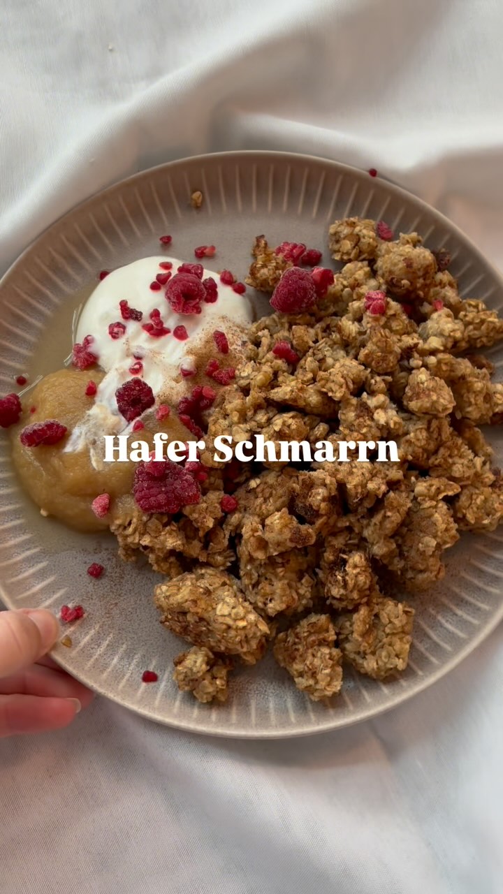 R E Z E P T ❤️ 

Das leckerste und schnellste Frühstück 
👉🏻 Abspeichern & Nachmachen 

Das brauchst du 🥣
•1 reife Banane 
•150g Haferflocken 
•1 Ei
•Zimt 

Und so gehts 🥣 
Zerdrückt die Banane und gebt alle anderen Zutaten dazu. Wer es gerne etwas fluffiger mag, gibt noch einen Schluck Milch dazu.
Anschließend bratet ihr das ganze bei mittlerer Stufe goldbraun in einer Pfanne an und zupft es es bisschen auseinander, bis euer Hafer Schmarrn entsteht. 

Toppt euch das ganz mit etwas Joghurt oder Apfelmus und lasst es euch schmecken. 

♥️ Wenn euch meine Rezepte gefallen lasst mir ein bisschen Liebe ♥️ hier liked und speichert euch meine Beiträge 

👉🏻 Wenn ihr mich unterstützen wollt, folgt mir für mehr Rezepte und wertvolle Gesundheitstipps 

Herzlich eure Lisa 🥰

#haferschmarrn #frühstück #zuckerfreieernährung #ohnechemie #mumlife #boymum #snackidee #mealprepideen #heidelberg