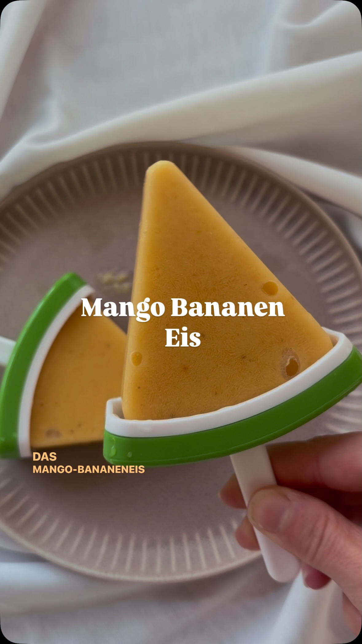 R E Z E P T ❤️ 

DAS müsst ihr probieren - auch für die Allerkleinsten - 
So sommerlich fruchtig leicht

Was du brauchst 🥣
•2 Bananen 
•250g Mango
•250ml Buttermilch 

Und so geht’s 🥣
Gebt eure drei Zutaten zusammen in einen Mixer und  mixt euch das ganze gut durch, bis eine cremige Masse entsteht. 
Füllt euch das ganz in kleine Eisformen ab (oder Einmachgläser) und gefriert das ganze über nacht ein. 

Ergibt ca. 6 Mango Banane Eis 

♥️ Wenn euch meine Rezepte gefallen lasst mir ein bisschen Liebe ♥️ hier liked und speichert euch meine Beiträge 

👉🏻 Wenn ihr mich unterstützen wollt, folgt mir für mehr Rezepte und wertvolle Gesundheitstipps 

Herzlich eure Lisa 🥰

#eis #eisselbermachen #toddlersnackideas #sommergefühle #musthave #mango #bananenrezept #gesundleben #healthylifestyle #mumlife #heidelberg