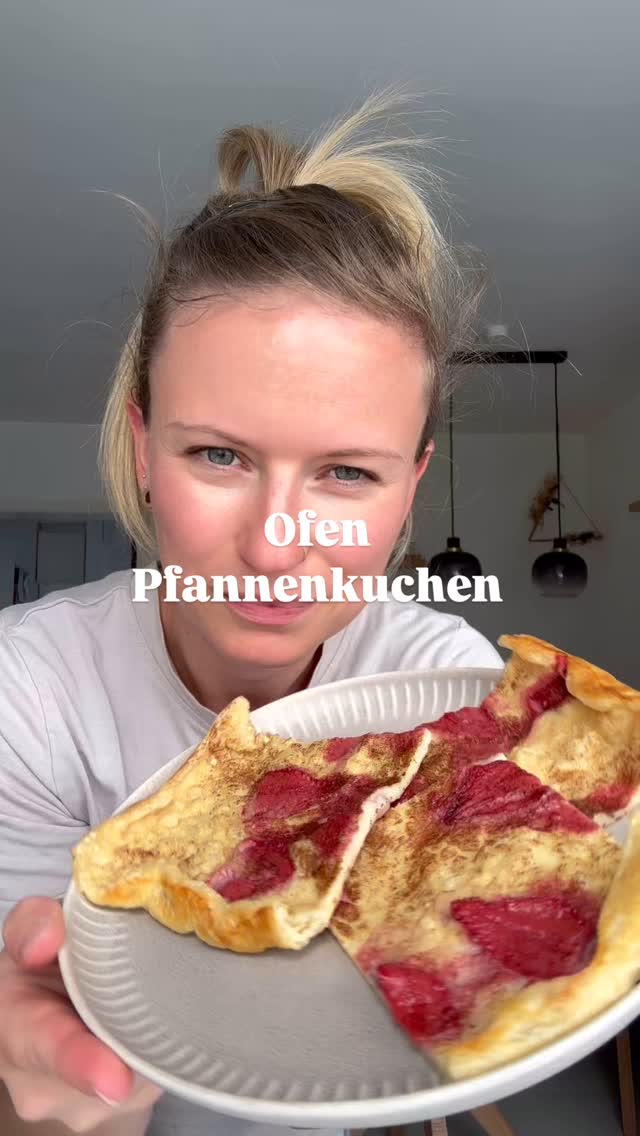 R E Z E P T ❤️ 

So habt ihr euren Pfannenkuchen noch nie gegessen.

Was du brauchst 🥣
•200g Dinkelmehl
• 2 Ei 
• 400ml Milch / Pflanzendrink
• 30g zerlassene Butter

Topping
• Erdbeeren
• Zimt

Und so gehts 🥣
Gebt alle Zutaten für euren Pfannkuchenteig in eine Schüssel und rührt das ganze gut durch, bis eine glatte Masse entsteht. 

Anschließend lasst ihr euren Teig auf ein mit Backpapier ausgelegtes Backblech laufen. 

Nun kommt das Topping drauf und ab damit in den Backofen 

Backt das ganze bei 200°C Ober-Unterhitze für 20 Minuten goldbraun. 

Ergibt ca. 12 Portionen 

♥️ Wenn euch meine Rezepte gefallen lasst mir ein bisschen Liebe ♥️ hier liked und speichert euch meine Beiträge 

👉🏻 Wenn ihr mich unterstützen wollt, folgt mir für mehr Rezepte und wertvolle Gesundheitstipps 

Herzlich eure Lisa 🥰

#ofenpfannkuchen #erdbeerzeit #viralreels #nochniegesehen #gesundleben #healthylifestyle #toddlersnacks #einfachbacken #zuckerfreieernährung #schnellerezeptefürjedentag #heidelberg