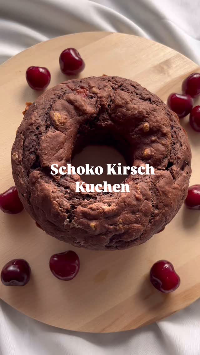 R E Z E P T ❤️

Ohne Chemie, ohne Industriezucker und somit auch für die Allerkleinsten geeignet ❤️

Das brauchst du 🥣
•1 reife Banane
•150g Dinkelmehl 
•150ml Mandeldrink 
•2 EL Back-Kakao 
•1 EL Weinstein 
•100g Kirschen 

Und so geht’s 🥣
Entkerne die Kirschen und schneide sie ein bisschen klein und stelle sie zur Seite. 
Dann zerdrückst du die Banane und gibst alles anderen Zutaten dazu und vermengst sie miteinander. Im Anschluss hebst du die Kirschen unten 
Gibt den Teig in eine kleine Gugelhupf Form 
Das ganze kommt bei 180C Umluft für ca. 30 Minuten in den Backofen - Stäbchenprobe 

Abkühlen lassen und schmecken lassen 

♥️ Wenn euch meine Rezepte gefallen lasst mir ein bisschen Liebe ♥️ hier liked und speichert euch meine Beiträge 

👉🏻 Wenn ihr mich unterstützen wollt, folgt mir für mehr Rezepte und wertvolle Gesundheitstipps 

Herzlich eure Lisa 🥰

#gesundesessen #schokokuchen #kirschenliebe #einfacherkuchen #mumlife #healthylifestyle #gesundleben #körperliebe #heidelberg #industriezuckerfrei #ohnechemie