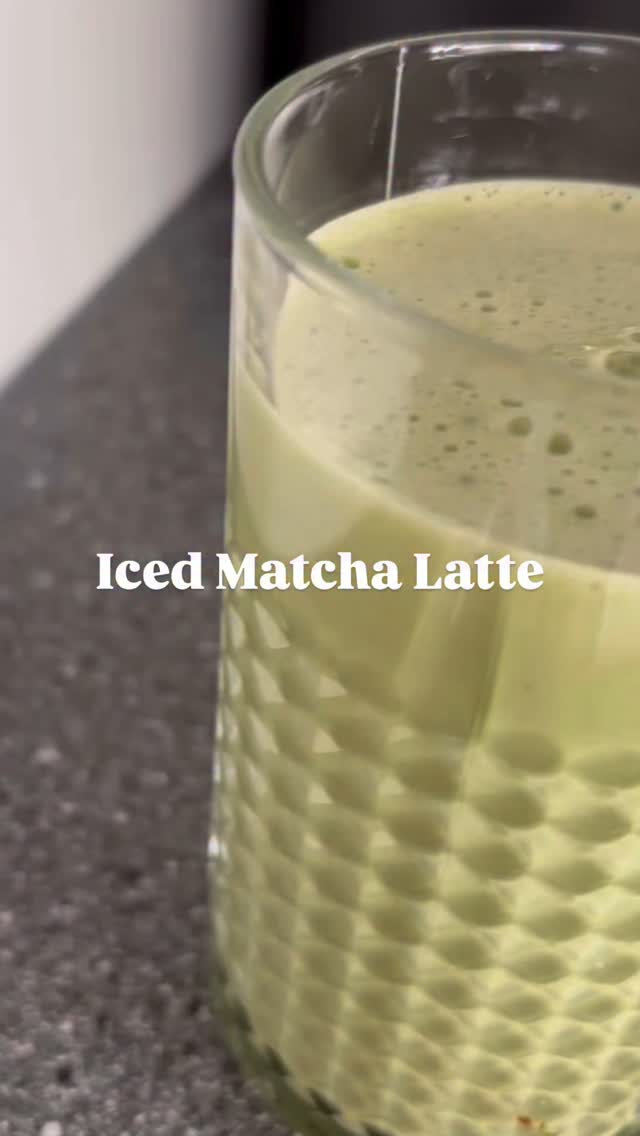 R E Z E P T ❤️ 

Für schöne Haut und Sommervibes 
Iced Matcha Latte 😍

Das brauchst du 🥣
• 4-5 große Eiswürfel 
• 300 ml Haferdrink (oder eine Milch deiner Wahl) 
• 1 TL Matcha Pulver 
• 2 EL Vanille Whey, alternativ 1TL Honig 

Und so geht’s 🥣
Gebt alle Zutaten ein einen Hochleistungsmixer und mixt das ganze für 2-3 Minuten gut durch 
Direkt in ein Glas füllen und schmecken lassen 😋 

♥️ Wenn euch meine Rezepte gefallen lasst mir ein bisschen Liebe ♥️ hier liked und speichert euch meine Beiträge 

👉🏻 Wenn ihr mich unterstützen wollt, folgt mir für mehr Rezepte und wertvolle Gesundheitstipps 

Herzlich eure Lisa 🥰

#matchalatte #icedmatchalatte #greentea #sommergetränk #sommergefühle #soschmecktdersommer #neuverliebt #gesundleben #healthylifestyle #heidelberg